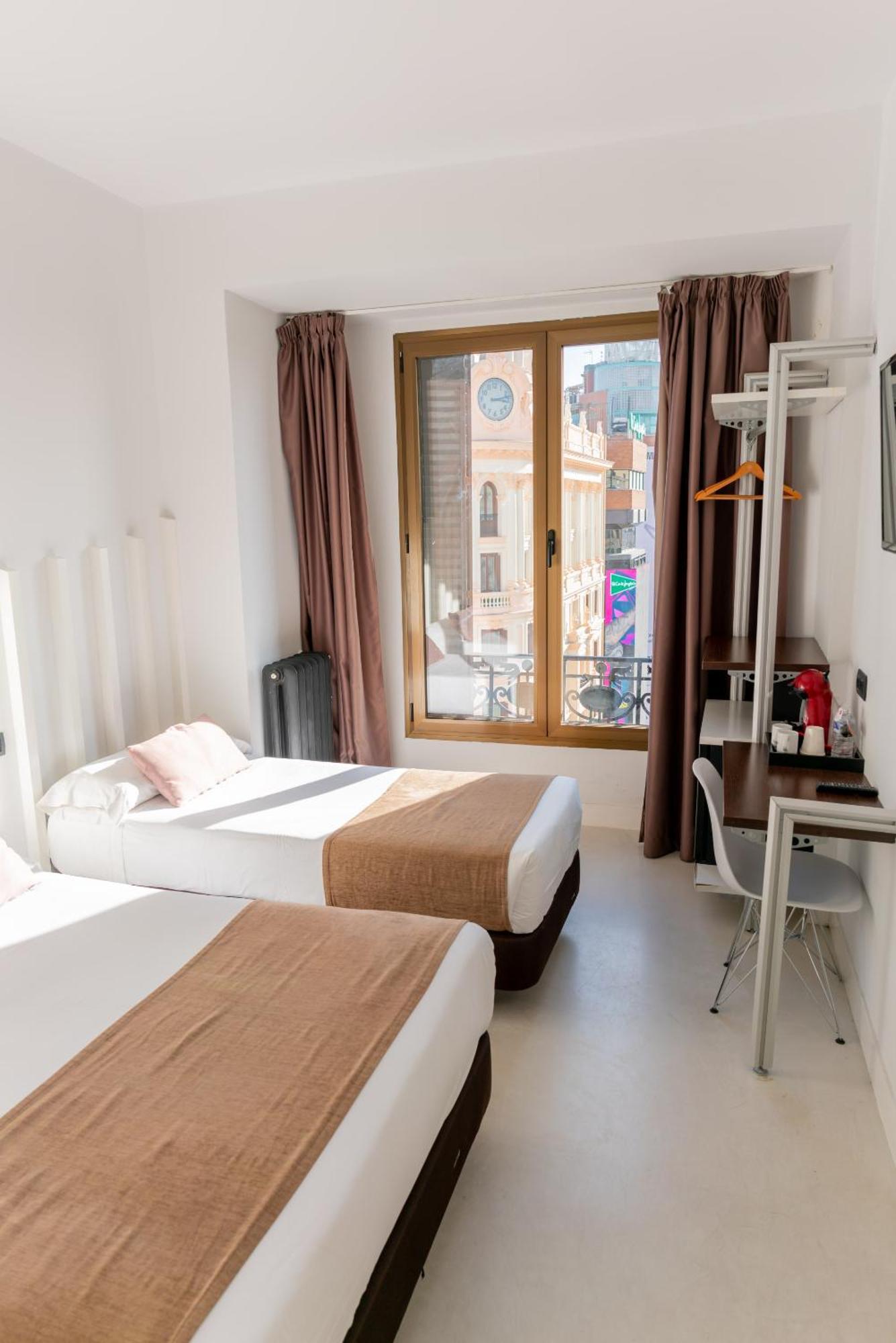 Hostal Gran Via 44 Madrid Exterior photo