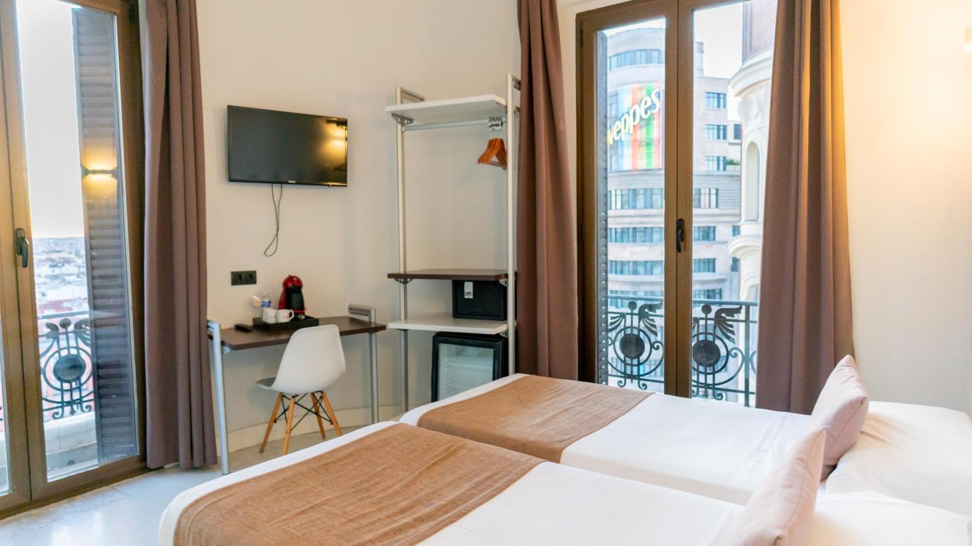 Hostal Gran Via 44 Madrid Exterior photo