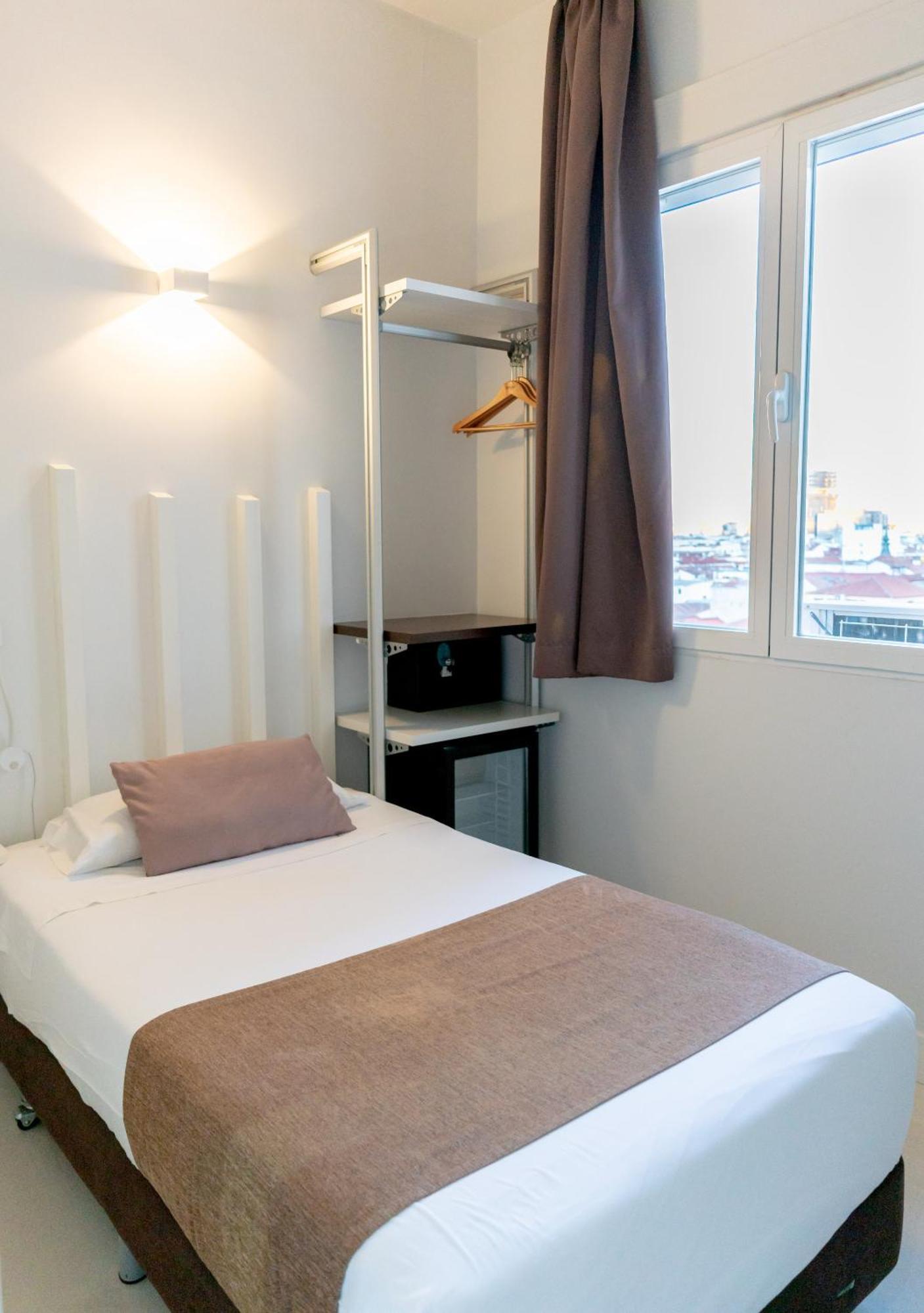Hostal Gran Via 44 Madrid Exterior photo