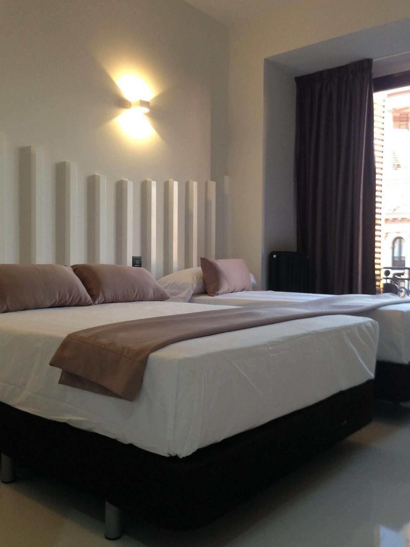 Hostal Gran Via 44 Madrid Exterior photo